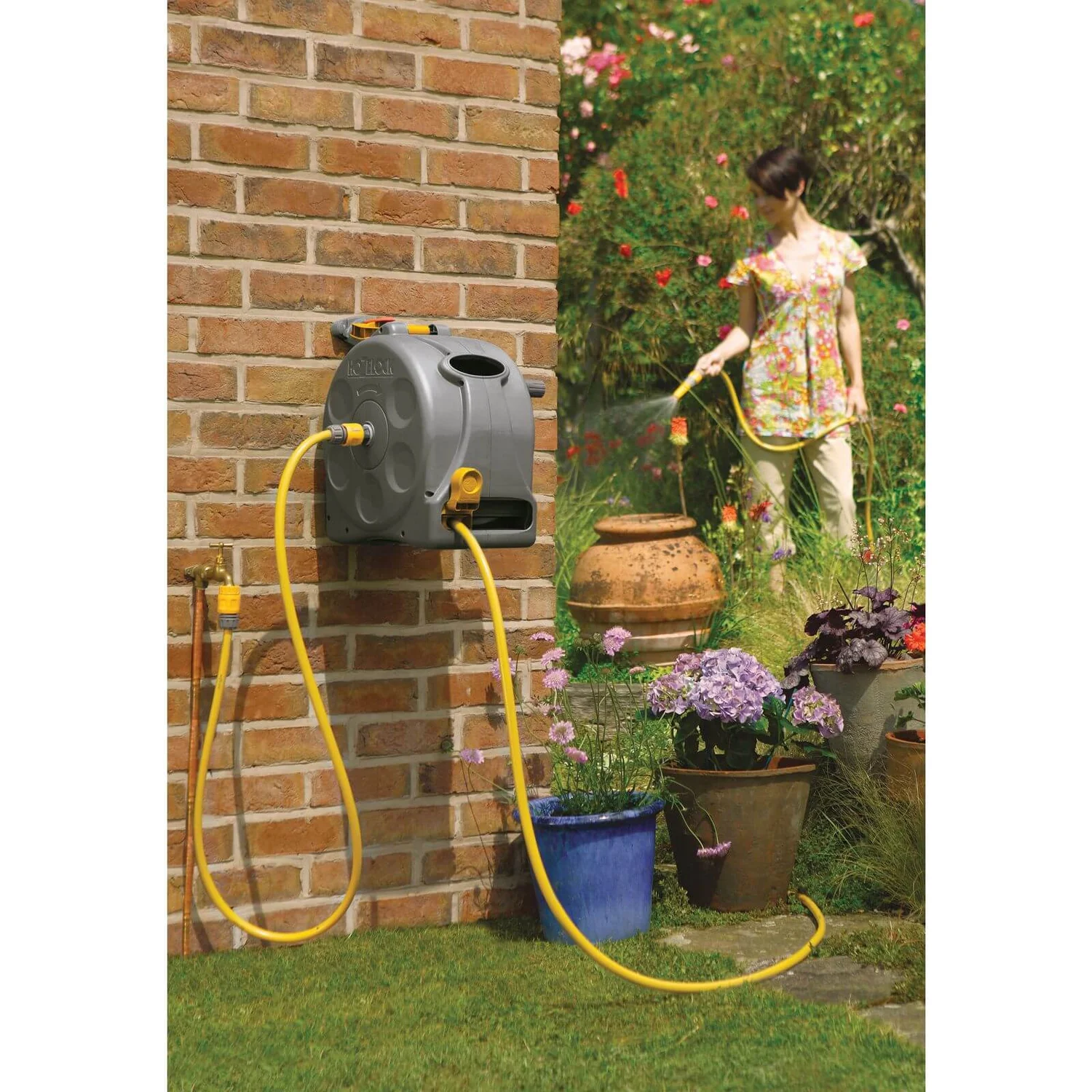 Hozelock 2 In 1 Compact Enclosed Hose Reel - 25m - Image 2